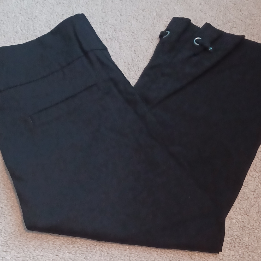 Black pull-on microtwill capris